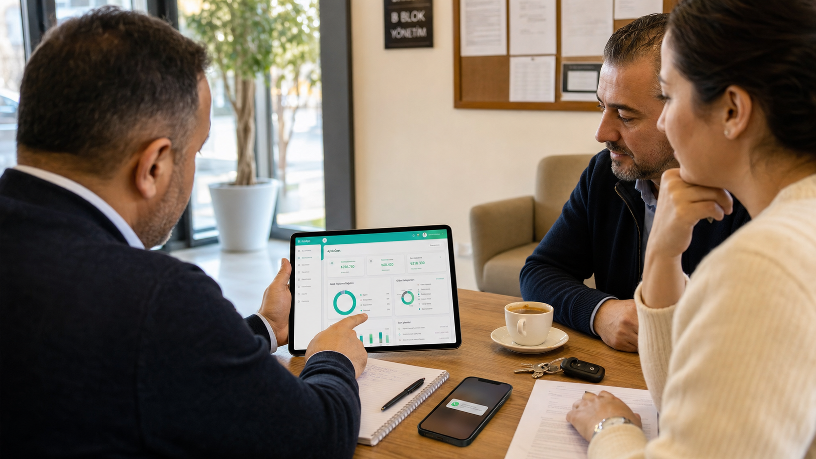 KatApp ürününün apartman yönetimi görüşmesinde tablet üzerinden gösterimi